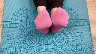 Fitness girl faz exercícios no tapete em meias e dá um punheta com os pés para seu treinador com porra nos pés