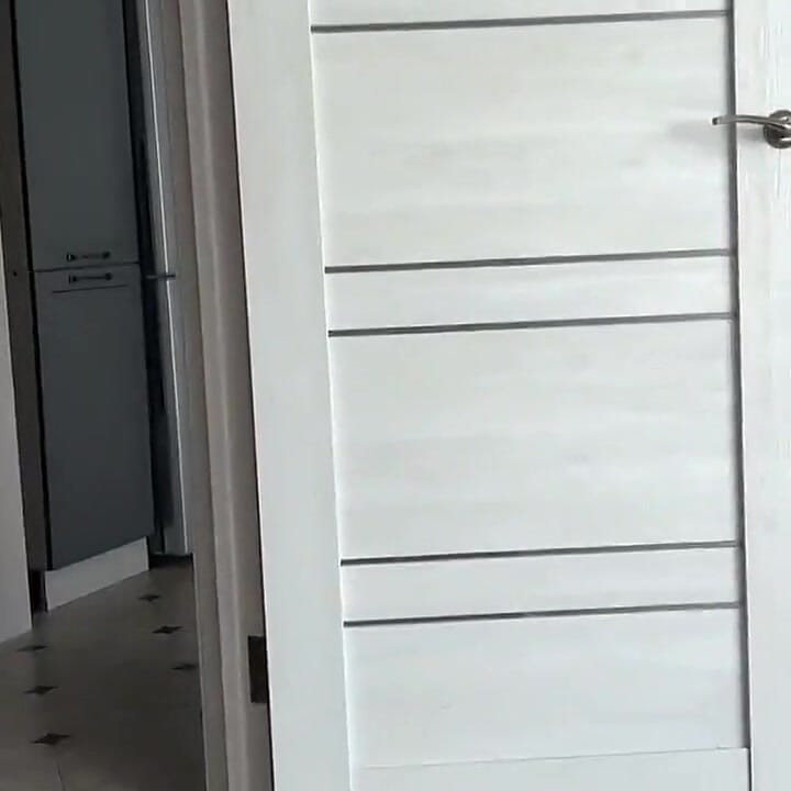 彼女は友人との結婚式から逃げ出し、その友人のチンコをしゃぶった