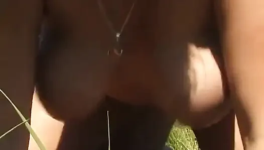 Orta yaşlı seksi kadın az önce arabasıyla çarptığı bir adamın arabasını alıyor