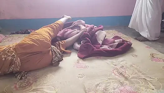 Virales video eines bangladeschischen mannes mit seiner frau in einem leeren haus.