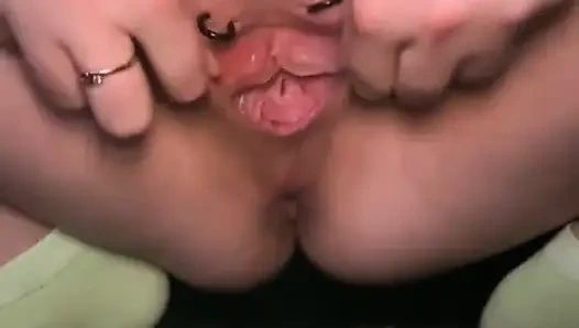 Рабыня С зашивает ей половые губы