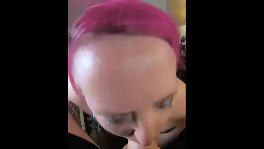 Büyük memeli bikinili orta yaşlı seksi kadın büyük memeli göğüslerin arasına boşalana kadar yarak emiyor ve memelerini sikiyor
