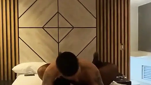 Покорная жена испытывает струйные оргазмы по всей кровати