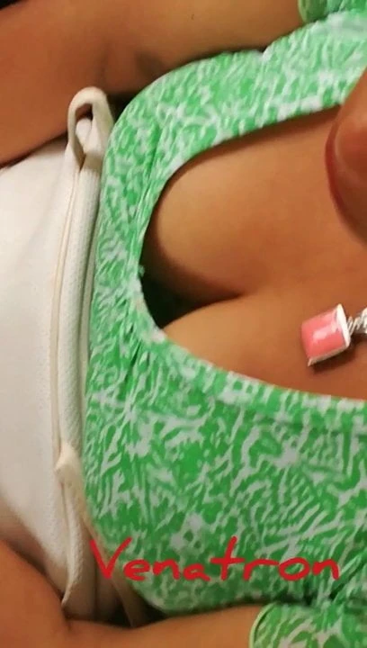 Tetas en el bus.