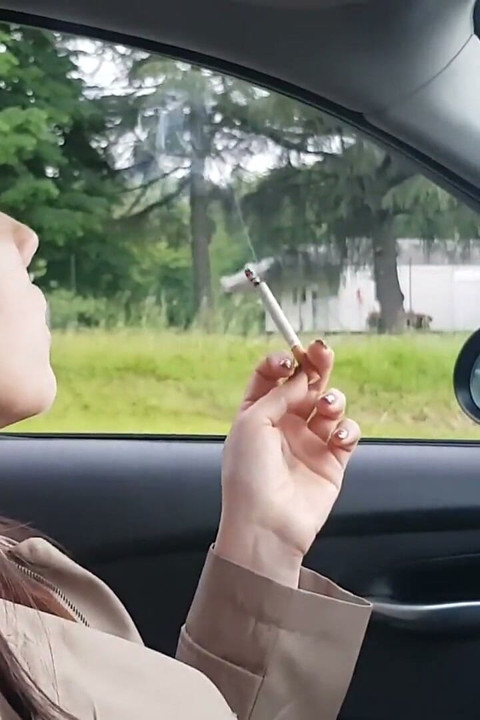 Petra voli da puši cigarete u svom autu