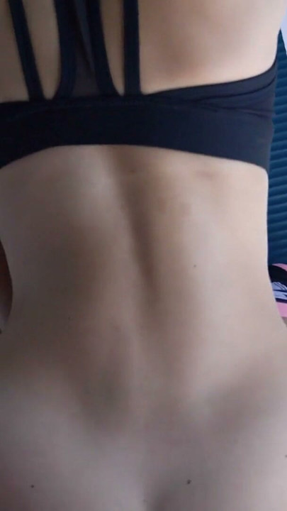 Sportieve slet Lilu Moon kwijlt en maalt over je pik | Clip 3