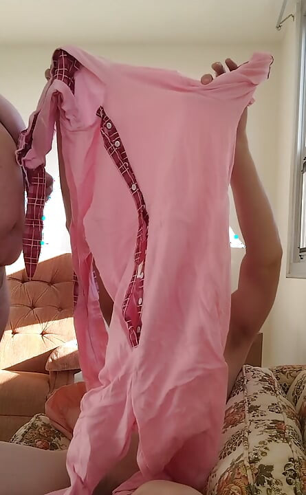 Transwoman abrindo uma peça de pijama rosa com botão-up Buttflap Viewer-gift