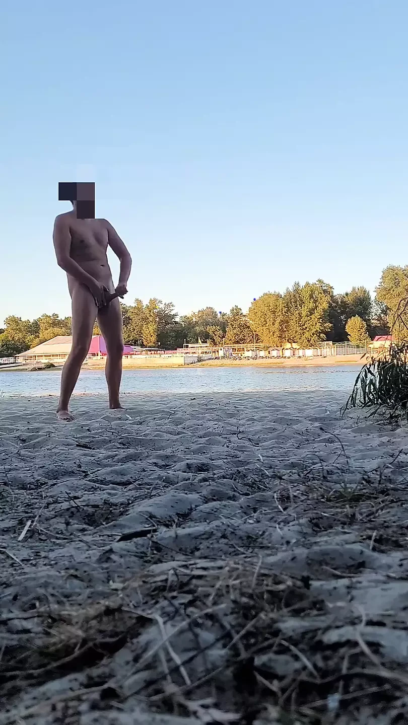 Dude pissing, jerking and cumming at nude beach. Got caught