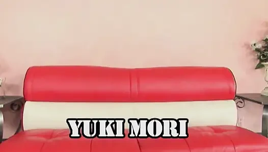 Asyalı genç kız büyük siyah yarağı alıyor