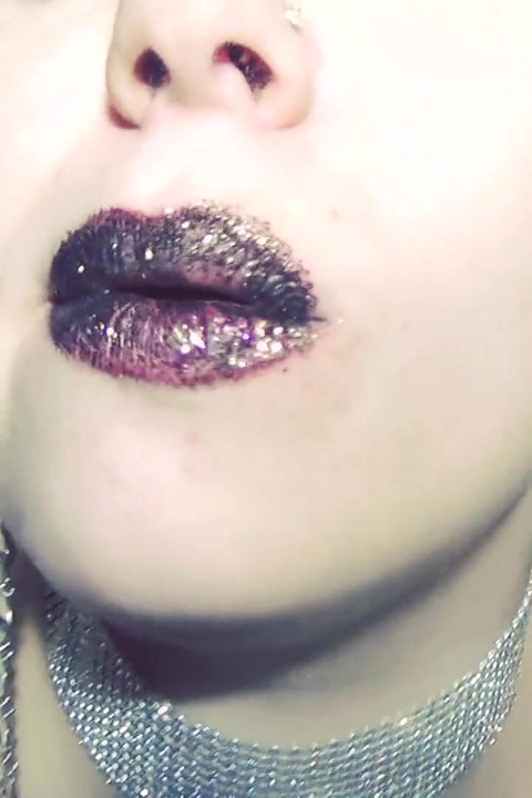 Bibir glittery cokelat dan makan cokelat seksi