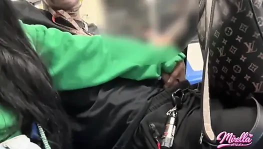 Dia tidak tahan melihat tanda volume dan menyedot saya ke dalam kereta bawah tanah São Paulo