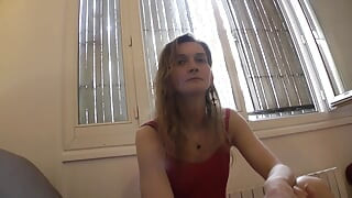 एक सुंदर यूरोपीय ट्रांस के पोर्न वीडियो के पर्दे के पीछे