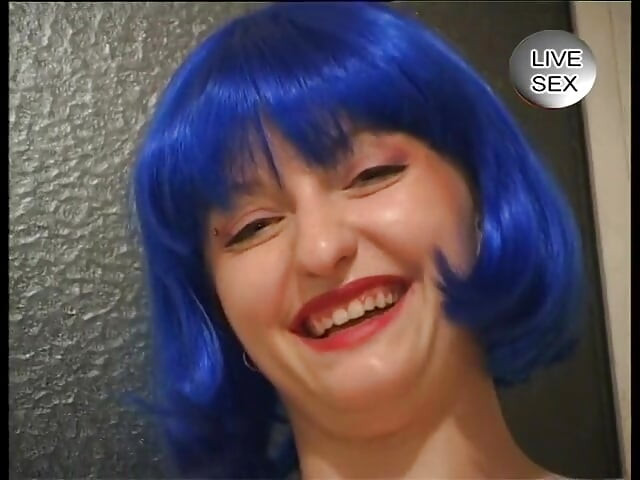 O curvă cu țâțe mici cu păr colorat are parte de mai multe ejaculări în gură după o penetrare dublă dură