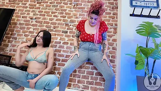 Rebeca Addams und Ana Spears pinkeln auf jeans zeigen