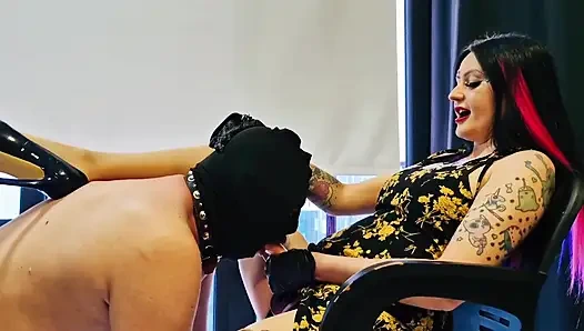 Anal şakalar, mutfakta strap-on seks.