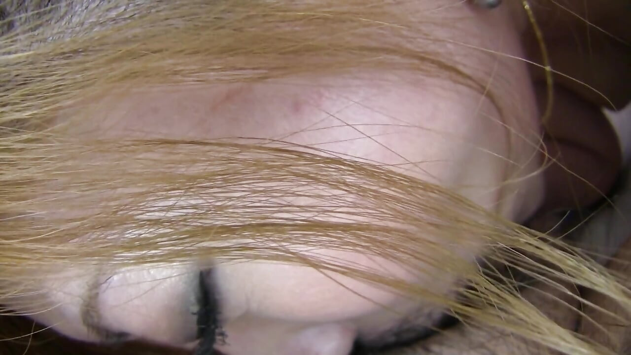 金发女郎在被大鸡巴深度硬操后自慰潮吹