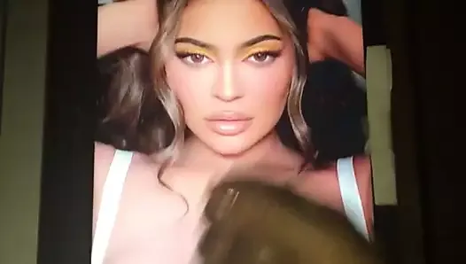 Kylie Jenner ejaculează