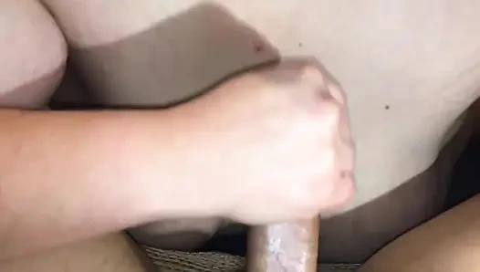 Istri toket besar nyepong dan ngocok kontol sampai toketnya dicrot sperma hangat