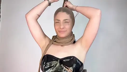 Aku lagi asik muasin memekku pakai stoking ketat ini!