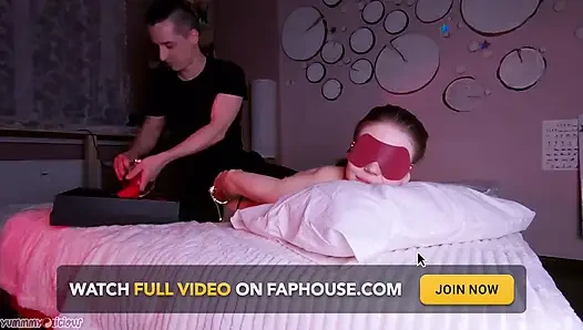 Tropfende sperma im mund nach der massage und BDSM-spanking