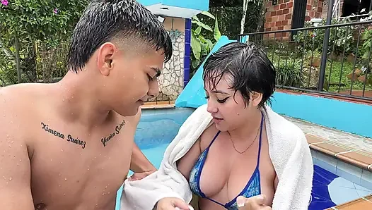 Seksi büyük götlü üvey kız kardeşime yardım ediyorum, böylece karşılığında havuzda değil sıkı götünü sert sikmeme izin veriyor