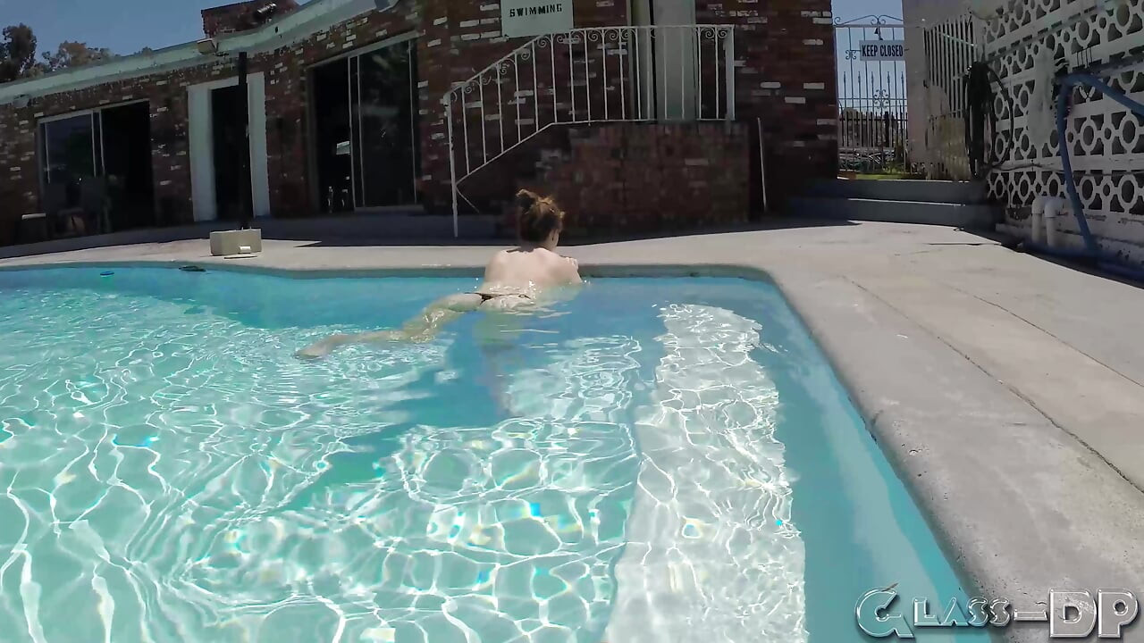 Vadia gostosa engole minha porra na beira da piscina