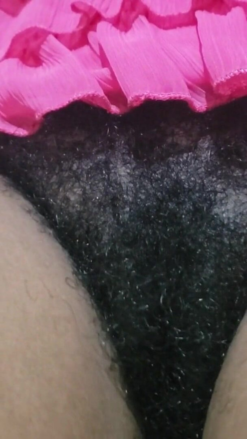 La estrella peluda ofrece un rendimiento atrevido y sensual con culo natural, energía confiada y química íntima intensa | Clip 1