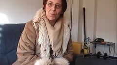Een geile Duitse oma die een pik behaagt met haar poesje en mond in pov