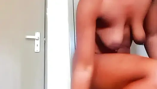 Dia tidak tahu aku ingin menyetubuhi diriku sendiri dengan sepedanya