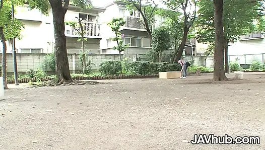 Şanslı adam parkta sikiş bebeğini buluyor ve onu eve götürüyor