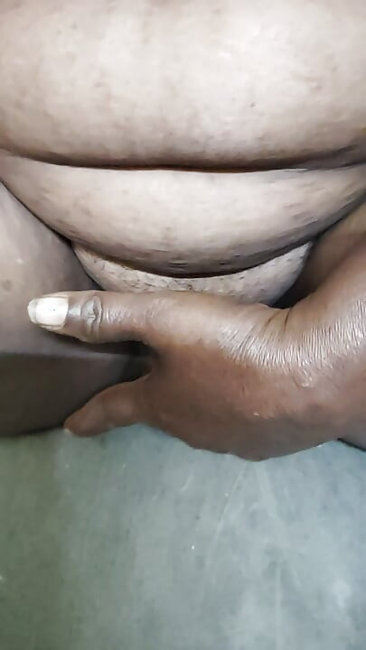 דודה מאוננת בחדר