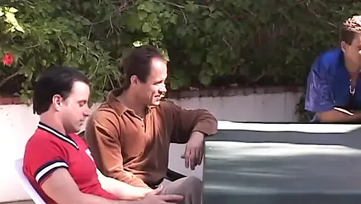 Azgın siyah saçlı güzel kız havuz başında dört adamı emiyor ve sikiyor