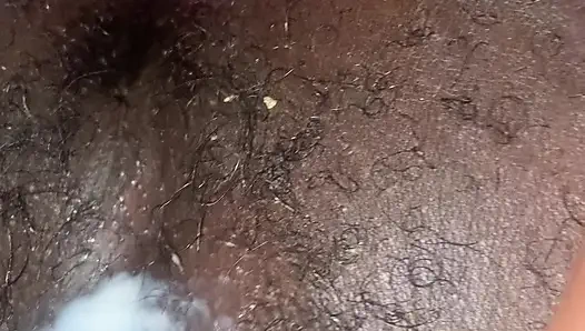 meine nasse, sahnige behaarte schwarze muschi