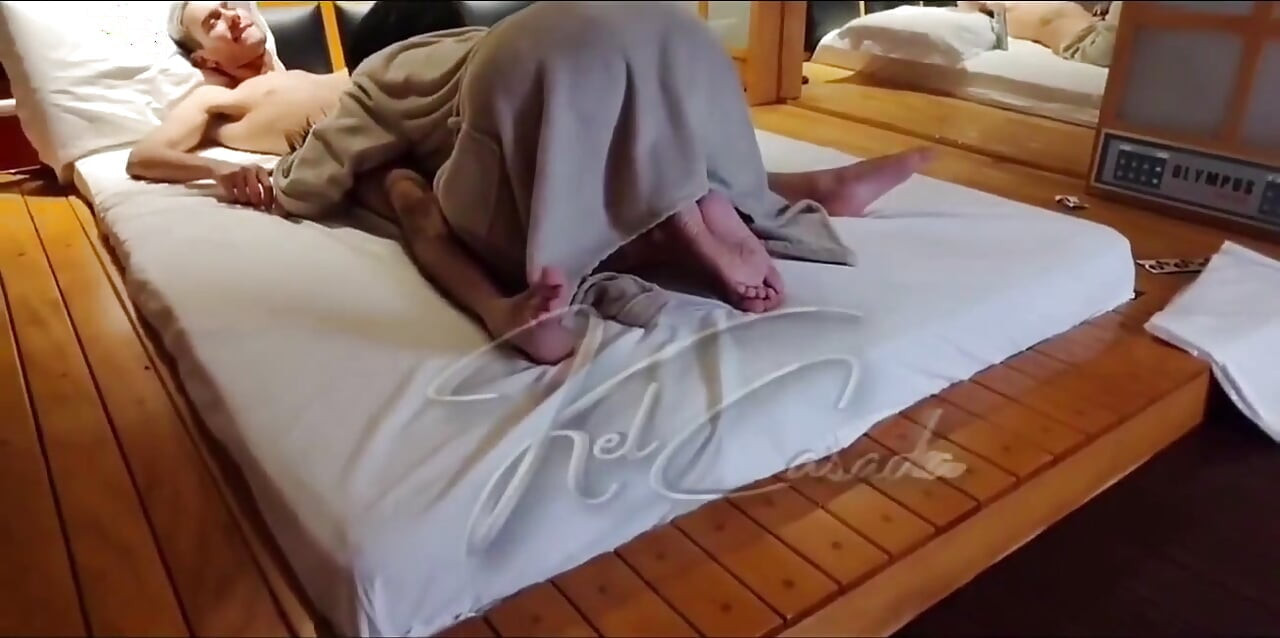 Aku mengajak suamiku dan seorang pria ke motel dan habis-habisan sama mereka berdua.