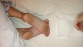 Éjaculer sur les pieds sexy de ma femme