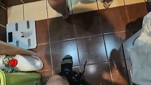 Suami sange mergokin istrinya lagi cuci rambut di kamar mandi dan ngentot memeknya habis-habisan