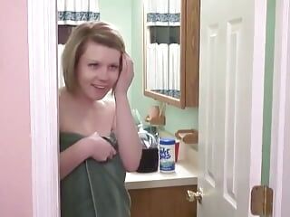 Schattige blonde babe masturbeert onder de douche