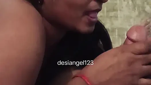 Hintli kadın ağzına boşalana kadar sakso çekiyor