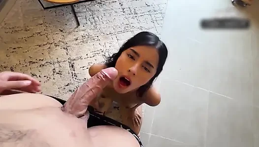 Aku nyepong kontol tetanggaku dengan nikmat!