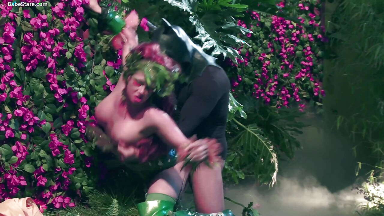 Parodia Poison Ivy: Seksowne dziewczyny w strojach mają orgię