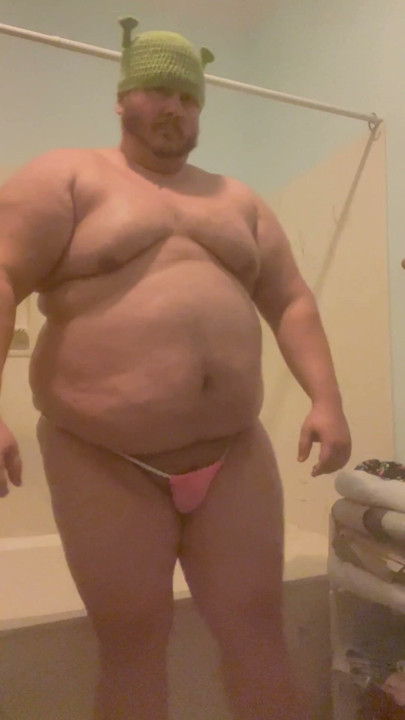 Burly Chub ogre gros papa, gros cul, fléchit son corps énorme dans un string moussant | Clip 1