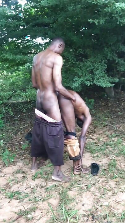 Afrikanci s crnim kurcem jebu se vani osjećajući hladan povjetarac