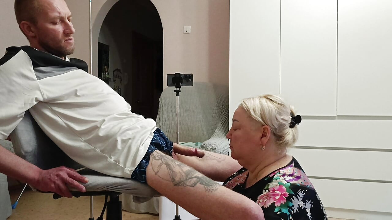 Maćeha puši kurac da dobije dovoljno sperme