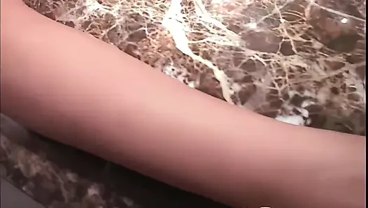 Schätzchen Mit Riesigen Titten Liebt Vibrator, Der an Die Muschi Geschnallt Wird