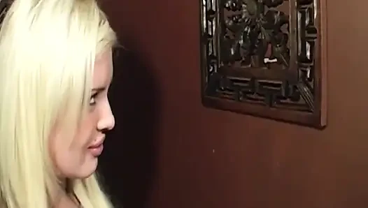 Blonde MILF spreizt arsch und fingert tropfende muschi