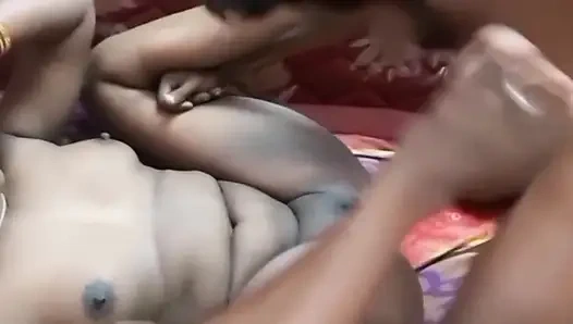 Я позволила молодому ебарю моего дези Тамиль куколда уничтожить мою волосатую киску на нашей кровати! Глубокое лизание - Indianhotwifex