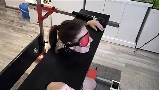 Köle, Direkte Savunmasız Sybian'da Orgazma Sürüklendi