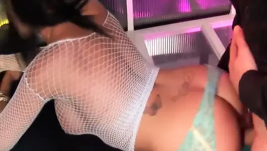İç çamaşırlı güzel sahne-2_sexy, iç çamaşırlı şehvetli esmer yüze boşalmanın tadını çıkarıyor