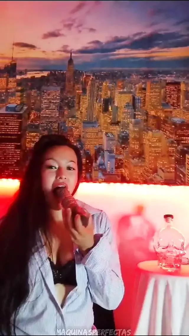 在我的第一个直播视频中，与karol g和艾丽西亚钥匙一起激烈的perreo跳舞，如果你想和我一起射精，请一直观看到最后。