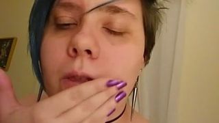 Entblößte gedemütigte Schlampe Michelle Bird reibt Spucke auf ihr Gesicht